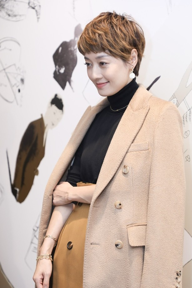 马伊琍太有"都市女强人"的感觉了,短发配挺阔风衣,看着挺干练