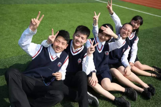 贵族学校与普通学校“校服对比”，这3点差距现实，学生：不公平