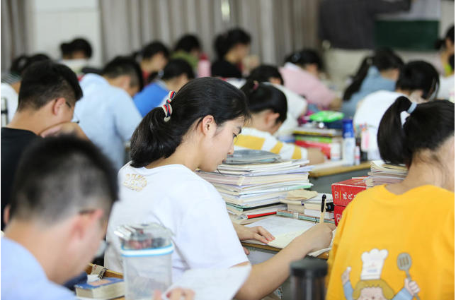 天津教育发布通知，2022高考“升学捷径”被堵死，本地生却很开心