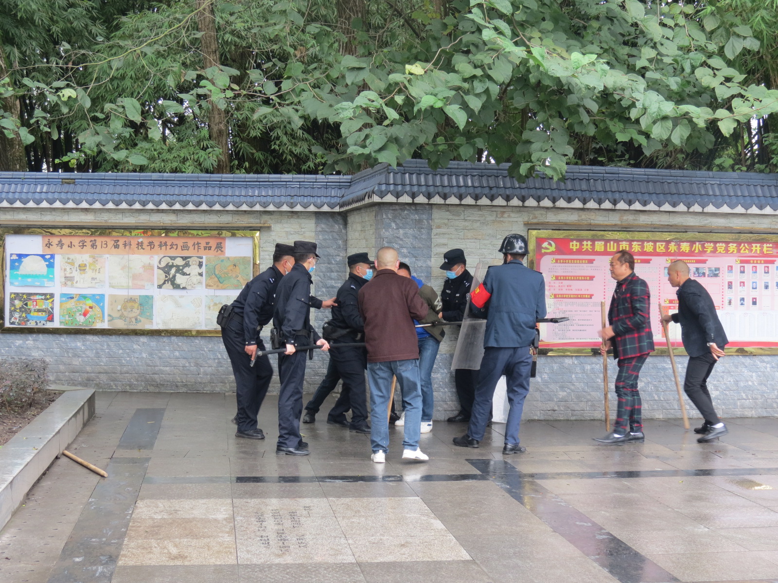 四川东坡区永寿小学开展反恐防暴应急处置演练