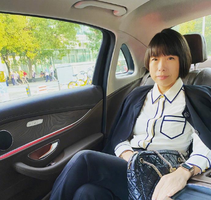 国产时尚女魔头张宇再出发!晒照重新工作,经典裤装化身都市强人