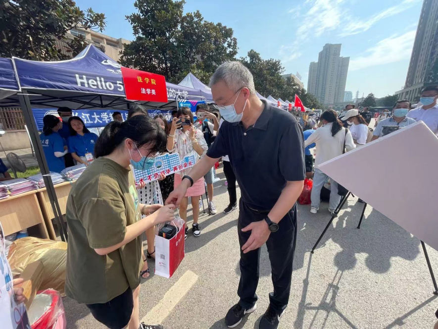 直击！湖北这所大学迎10000+新生，现场巨幅LED大屏数据实时更新