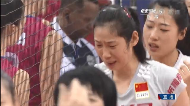 在里約率女排打哭現場1萬人（超罕見！郎平和朱婷都哭了的比賽，中國女排那座冠軍獎杯太沉重）