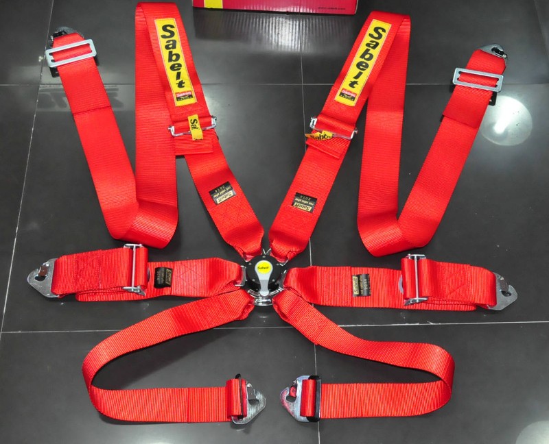 赛车安全带(200km/h下碰撞,为何车手不会受伤,赛车全套安全装备科普)