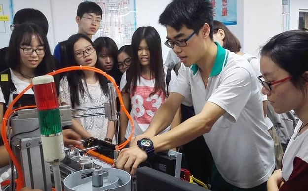 技校能“乱”到什么程度？学生不把老师放在眼里，难怪家长担忧