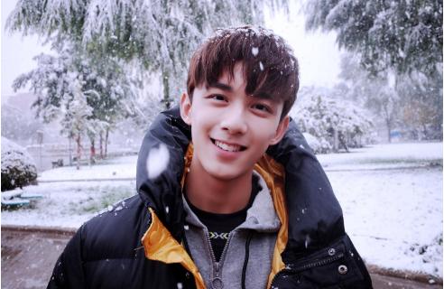 家里放乒乓球桌风水好吗（吴磊的豪宅可真大！客厅角落里能放张乒乓球桌，生活休闲又惬意）-趣拿体育