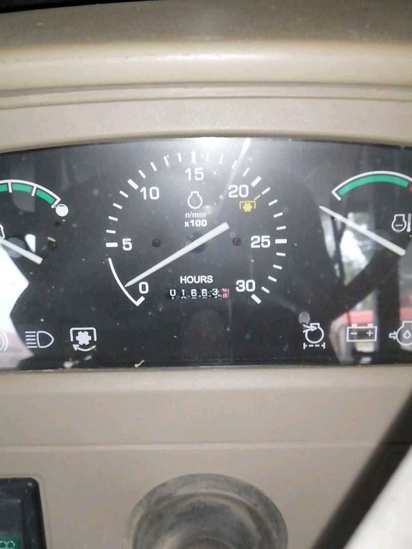 2013年的約翰迪爾拖拉機，這車況還不錯！大家說說能值多少錢