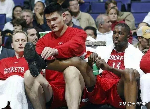 nba为什么不能带背包(NBA不成文的新秀规则：姚明系鞋带，霍勒迪凌晨4点给大哥买避孕套)