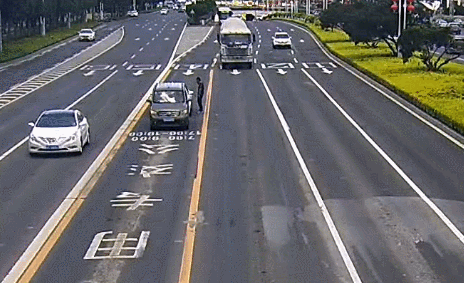 山东面包车珠海大道逼停奥迪，下车后猛拍车窗挑衅！交警调查结果有反转！