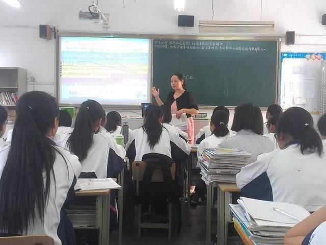 她高考被复旦录取，复习资料堆成“8米”书山，网友：复旦新校花