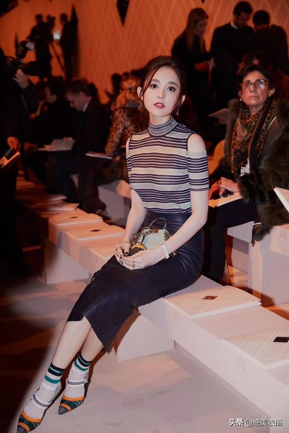 露脚踝不如露袜子？玩转袜子穿搭不用愁，这个秋冬秒变时髦精