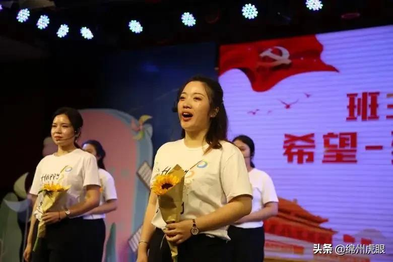 好心疼！绵阳十二三岁的娃娃，竟被学校赶下田去插秧子