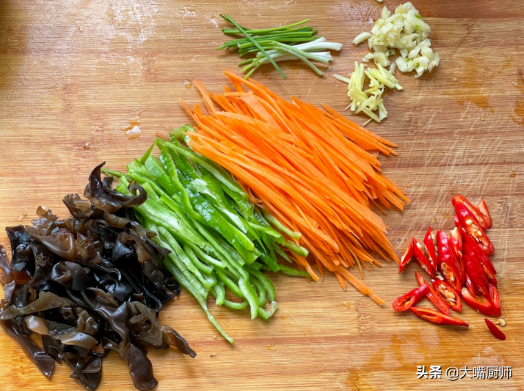 炒瘦肉别用淀粉腌制，换成这2样，猪肉滑嫩香软又可口，还不粘锅