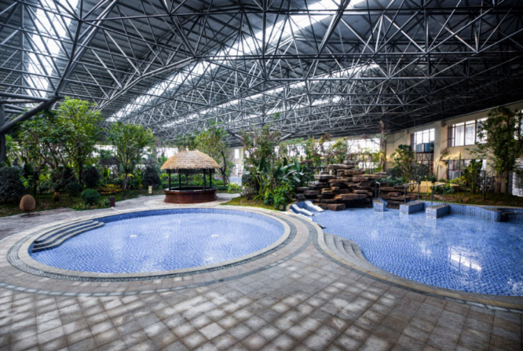 酒店内,济南市区开车过去半个多小时,游玩比较方便,可以单独玩温泉,也