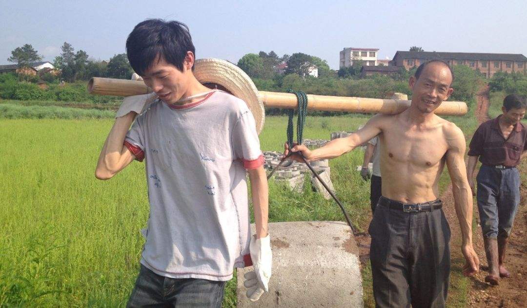 秦玥飞：放弃百万高薪回国当村官，月薪一千没房没车，这是失败吗