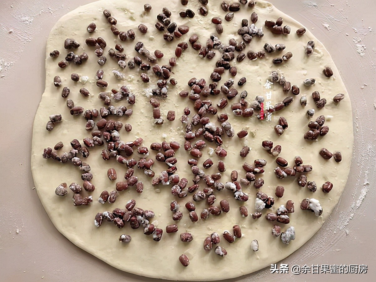 天冷了，用这方法制作发面团，加点红豆同蒸，早餐面食轻松上桌