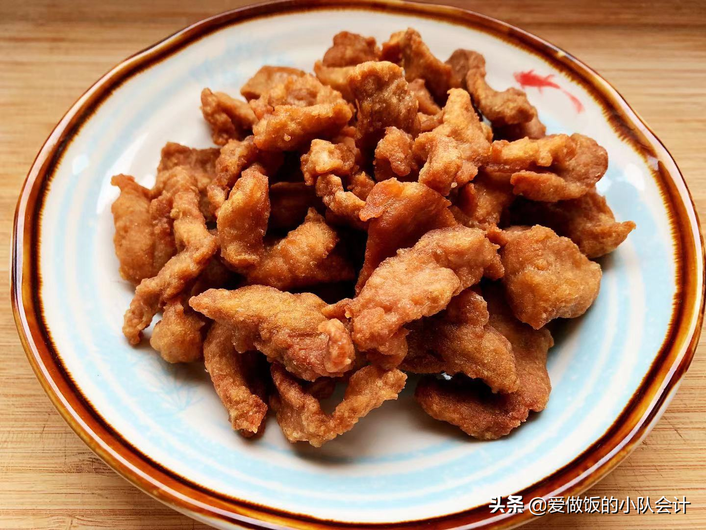 在家里炸酥肉,记住1腌1拌复锅炸,外酥里嫩香味足,方法很简单