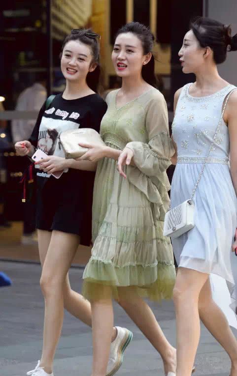 美女街拍：三闺蜜出街，小姐姐的衣品实力圈粉，大爱