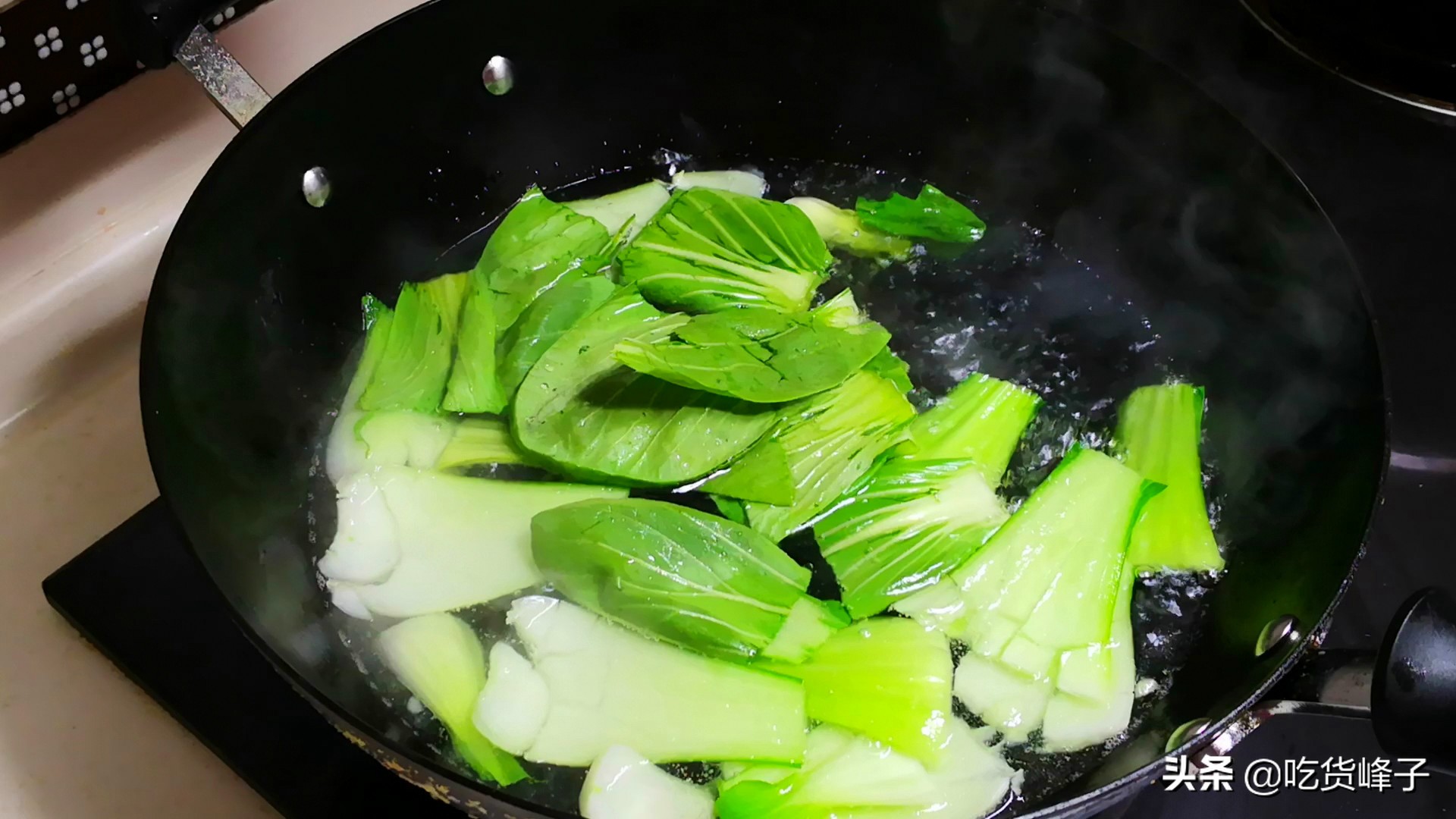 香菇炒油菜的家常做法（教你正确做法香菇入味油菜翠绿）