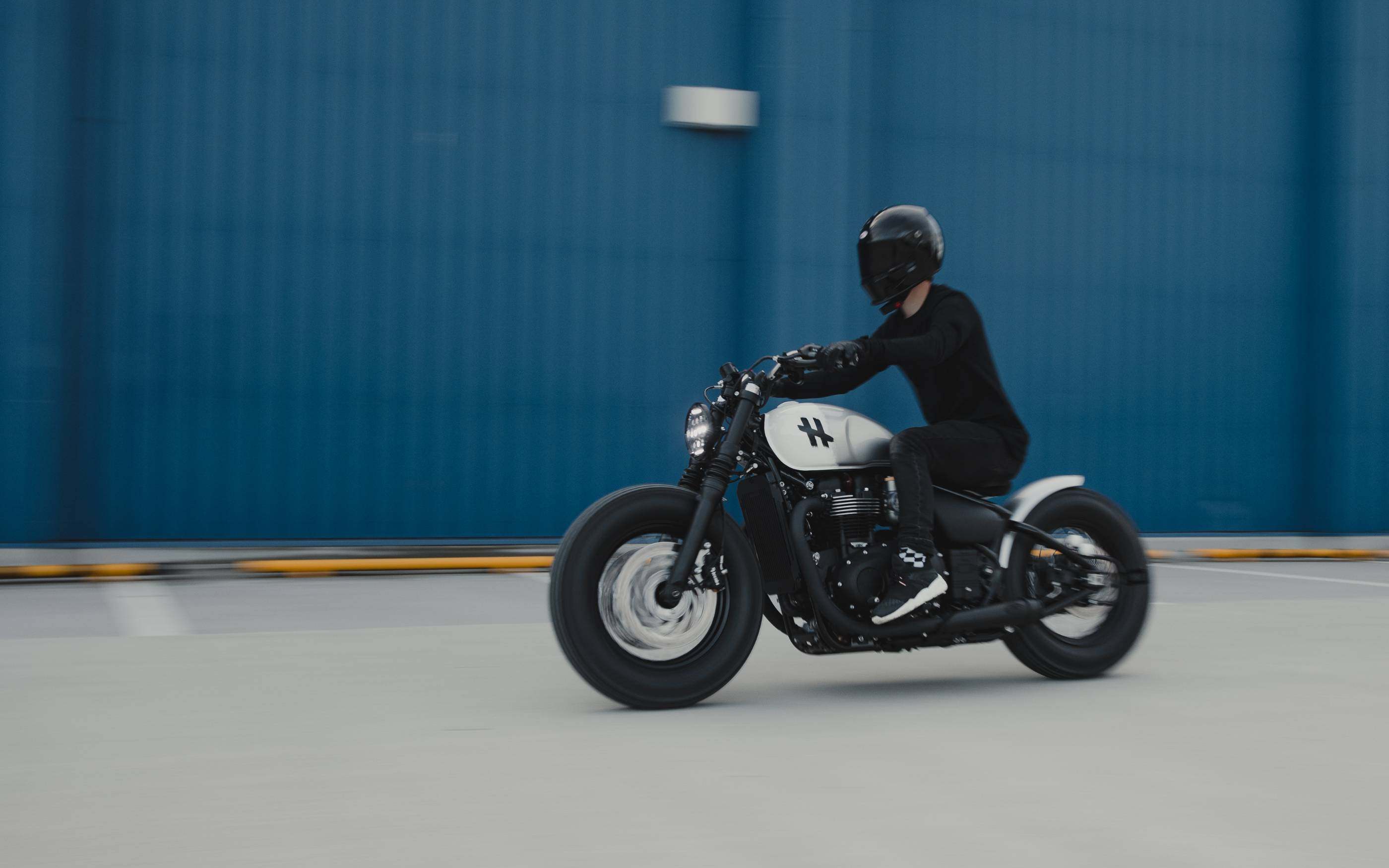 2022 款 triumph bobber black 极致改装,来自 hookie