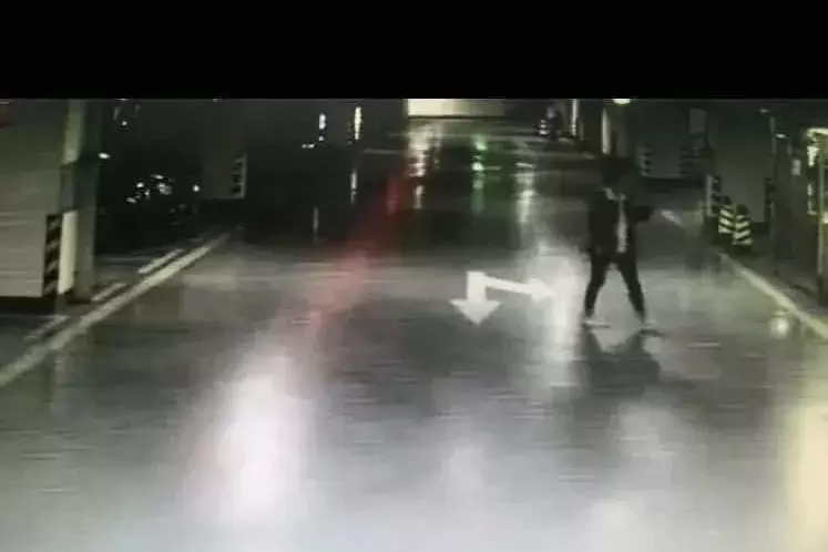 逼豪车男友现身,女子一夜怒砸劳斯莱斯、法拉利、宾利等十多辆豪车...网友评论亮了!