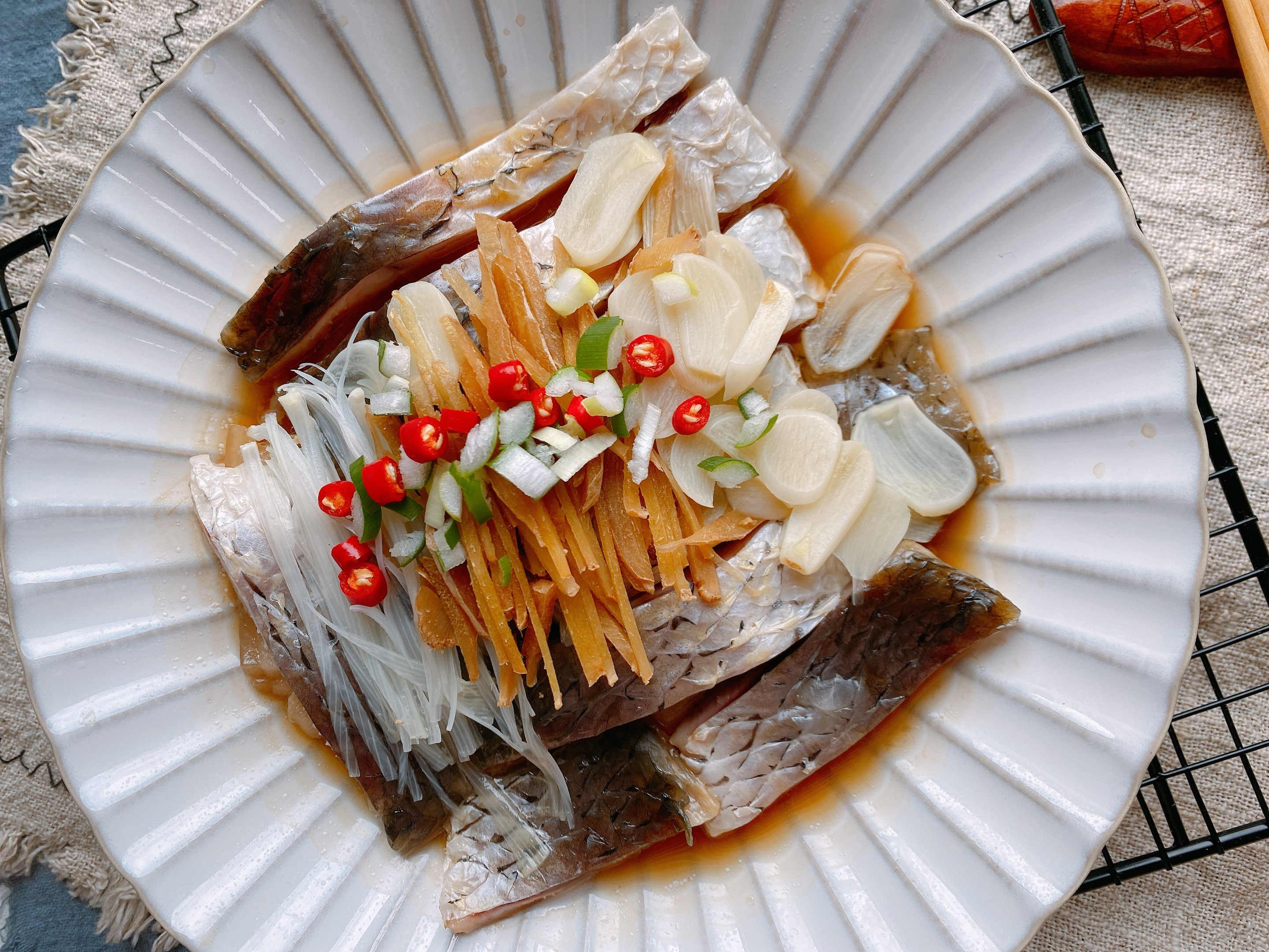 腌腊鱼别只抹盐，传统做法分享给你，从选鱼到风干，鱼肉咸香紧实