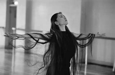 孔雀公主杨丽萍：30岁成名，42岁回归大山，60岁仍在起舞