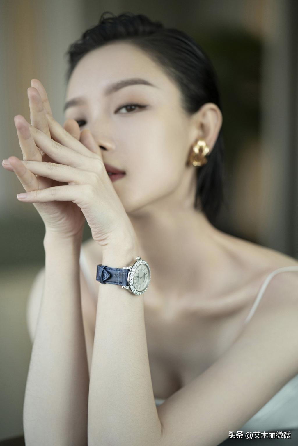 金腰带(倪妮的"骨感"身材真高级,吊带裙配金腰带贵气逼人,气场太强大)