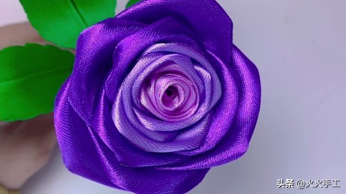 丝带花的做法教程（绚丽多彩的手工丝带玫瑰花）