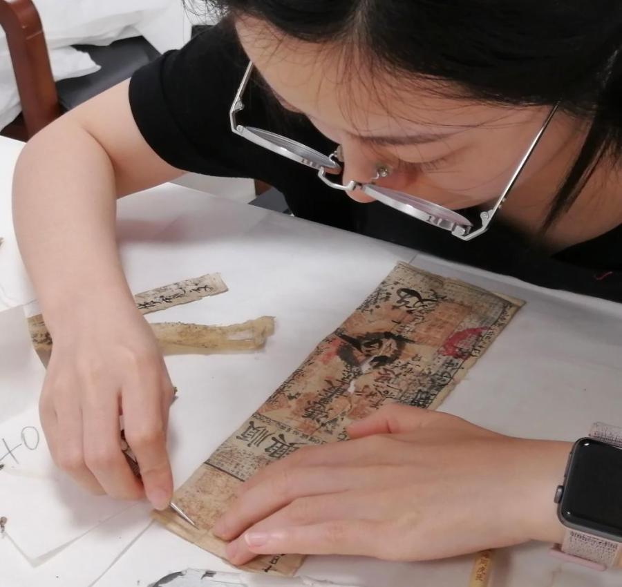 新闻周刊丨文物会得“癌症”还传染？！我在青博修文物：会望闻问切，还要懂护肤美颜