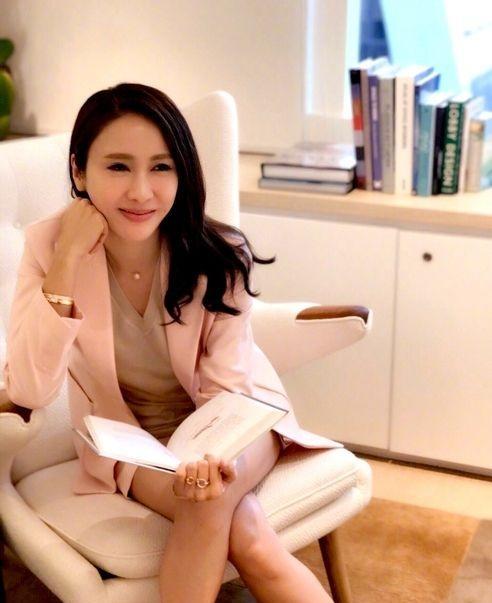 又被黎姿的气质迷倒了，穿抹胸连衣裙扎高马尾，傲人身材真迷人