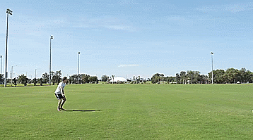 怎样学足球我是新手（五个初学者必会的足球基本技巧）