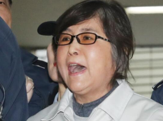 她是“韩版老佛爷”，操控总统40年，4大财阀和美国都抢着巴结她
