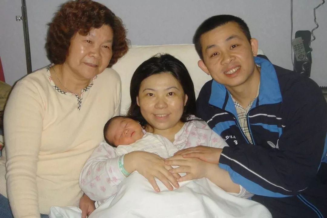 邓亚萍的丈夫林志刚同样是乒乓球运动员出身,也曾是国家队的一员,但他