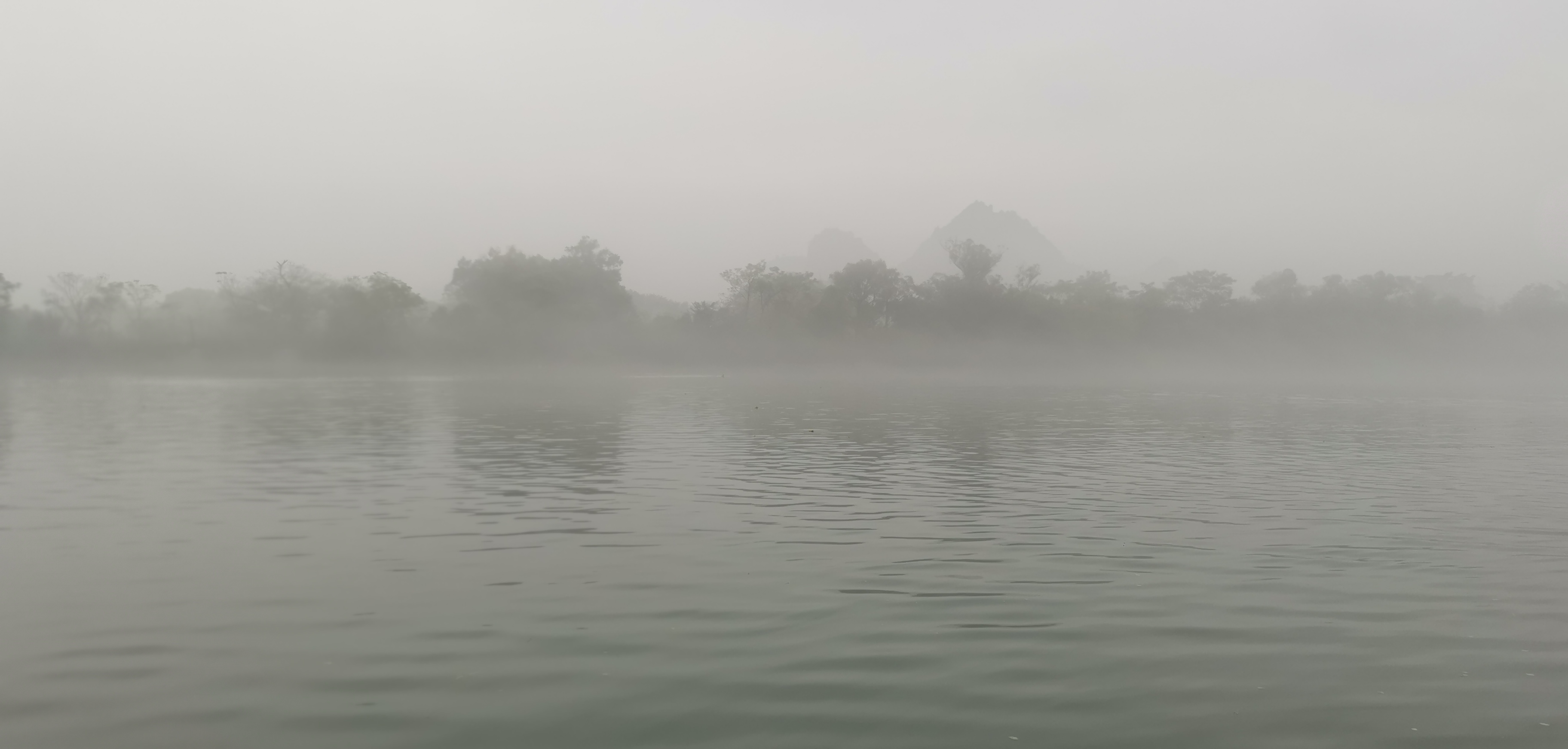 烟雨中的净瓶山如诗如画