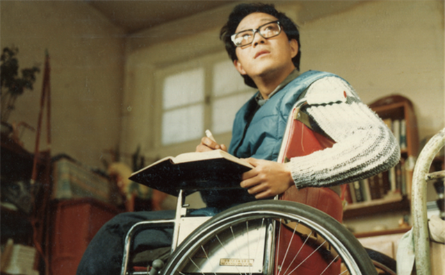 史铁生：21岁瘫痪，31岁执笔坚持写作28年，脑溢血去世，一生励志