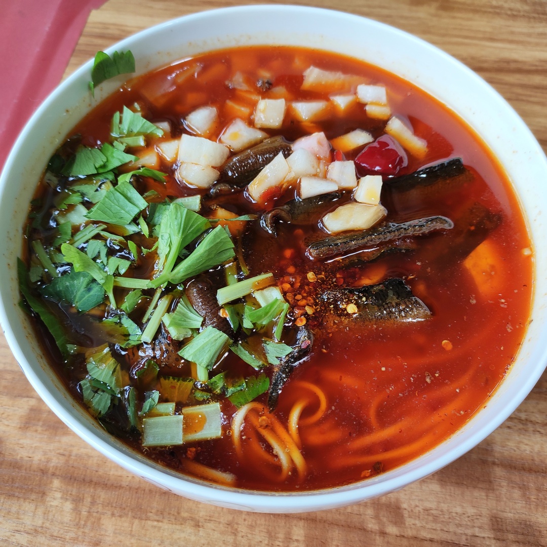 成都本地鳝鱼面测评!见识了面条中的爱马仕,还帮外地人排了雷