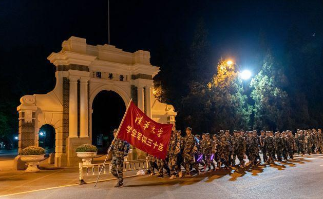 清华新生军训照曝光，夜间拉练20公里，网友：也是为了学生着想