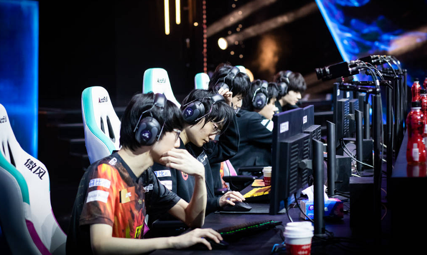 三大赛区均出炉（全球共有五支队伍锁定S赛！三大赛区均出炉，唯独LPL难分难解？）