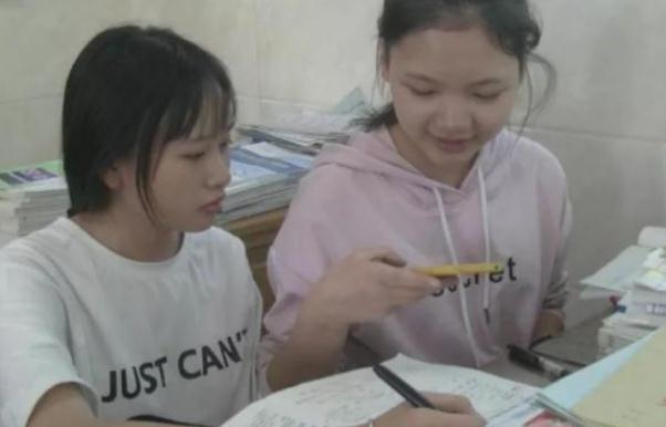 高三学生回家手机不离手，家长担心沉迷游戏，私自查看后心情复杂