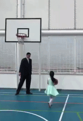 姚明女儿在哪里学篮球（姚明携女在野球场出现！女儿才10岁就上场练手啊？）