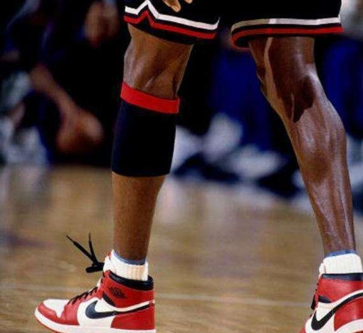 为什么nba的小腿细（为何NBA球员那么壮，小腿还这么细长？以下球员巅峰都比不过麦迪）