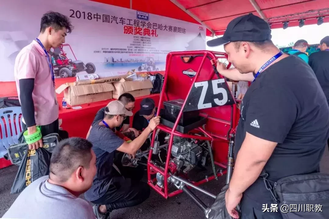 赛车学校(大学生的赛车梦，四川4所高校拿下赛场大奖！)