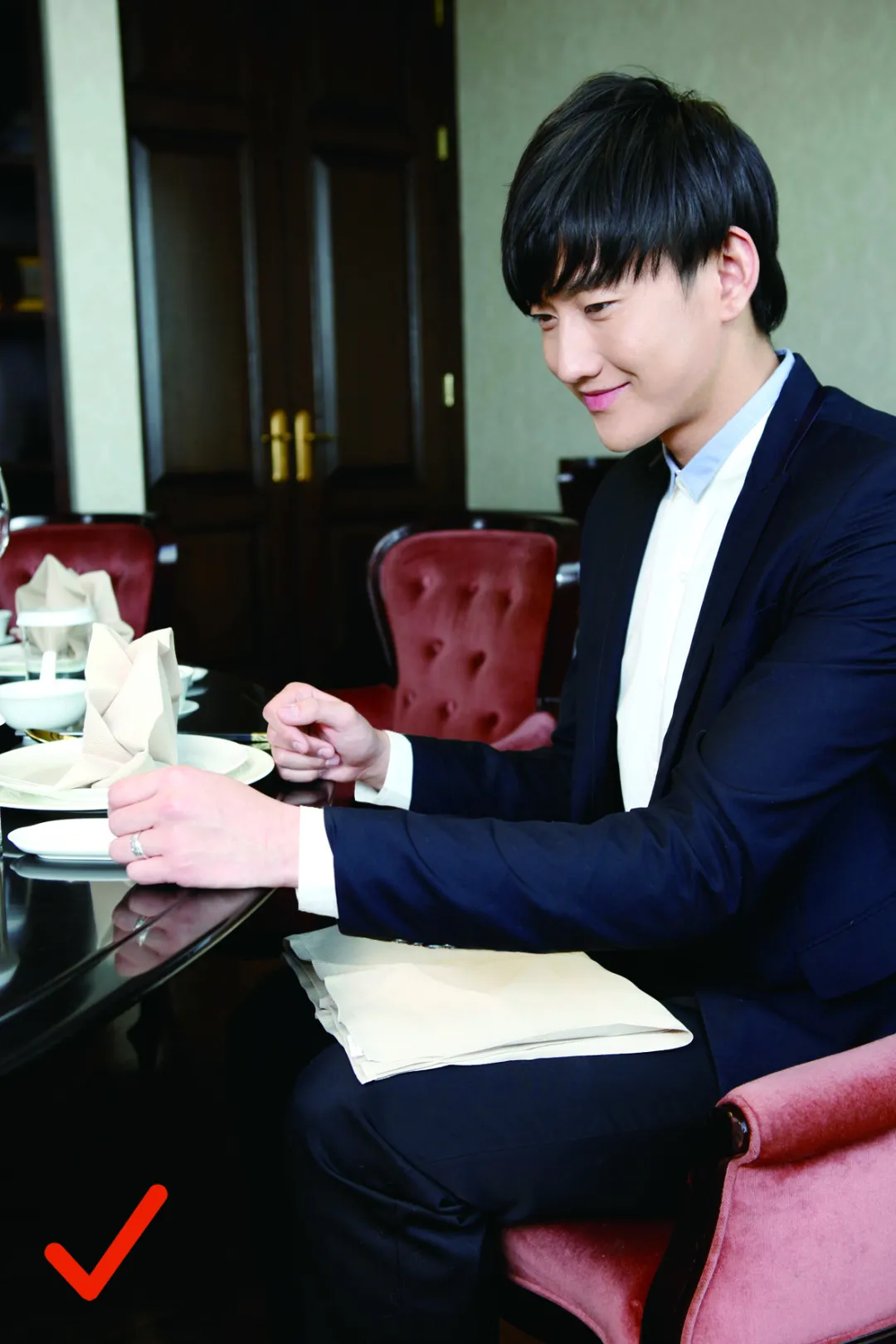 外交官说礼仪 | 餐巾的使用方法