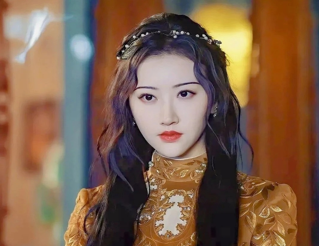 适合旗袍的简单发型(穿"旗袍"的女生有多美!