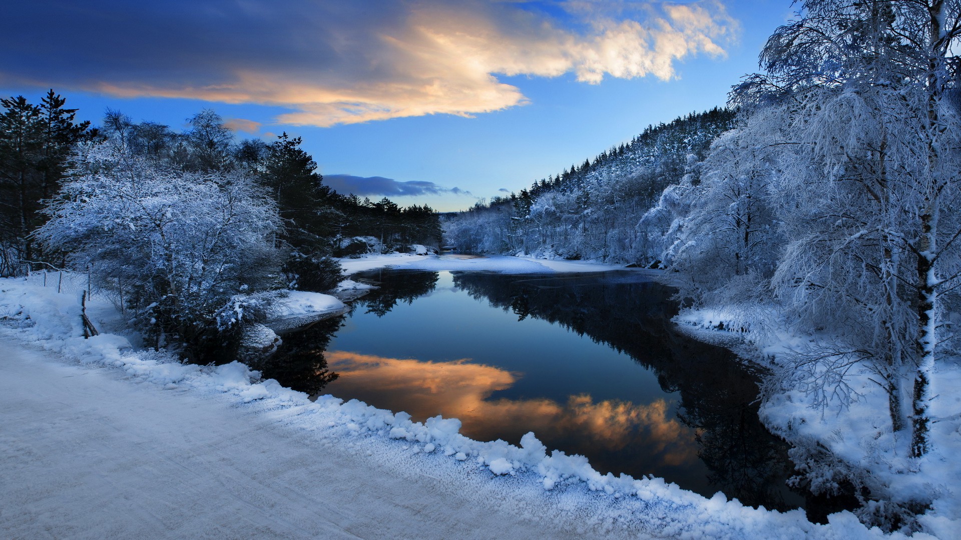 雪寒映湖湖水明，借得冰湖看雪山