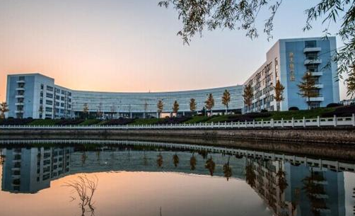 学校的面积可以大到什么程度？坐地铁上课，迟到竟成了家常便饭