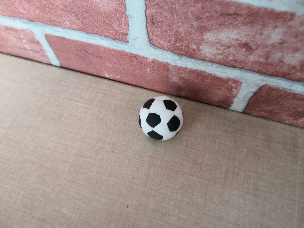 足球主题黏土作品(足球的黏土制作手工图解,操作简单,新手可练习)