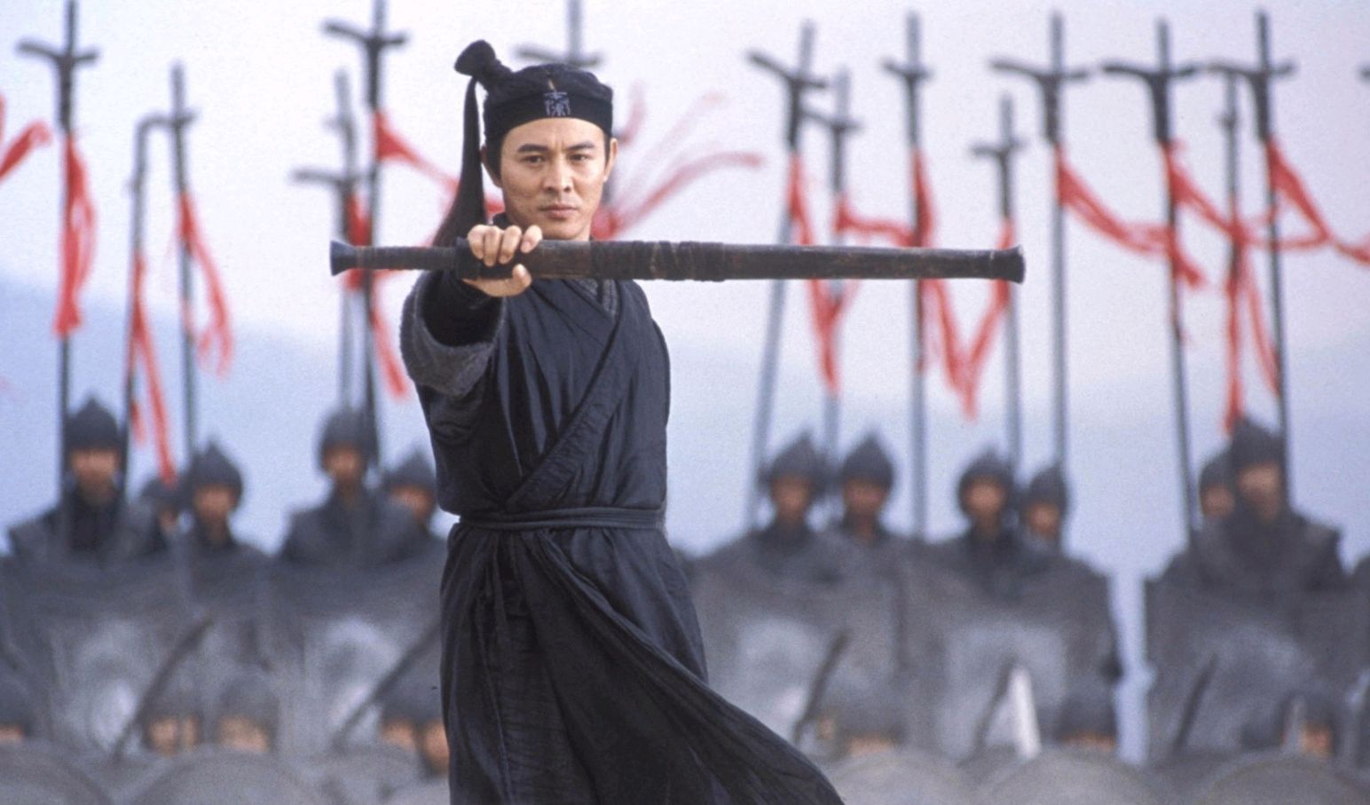 同时也是李连杰经纪人的蔡子明和李连杰决定拍摄电影《新龙门客栈》