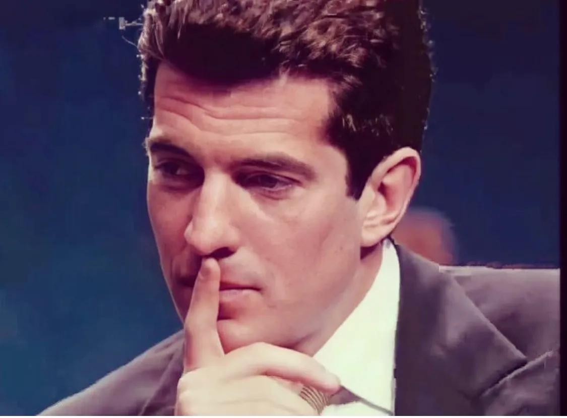 小约翰·肯尼迪(22年前小肯尼迪飞机失事 机上还有卡罗琳亲姐 大摩